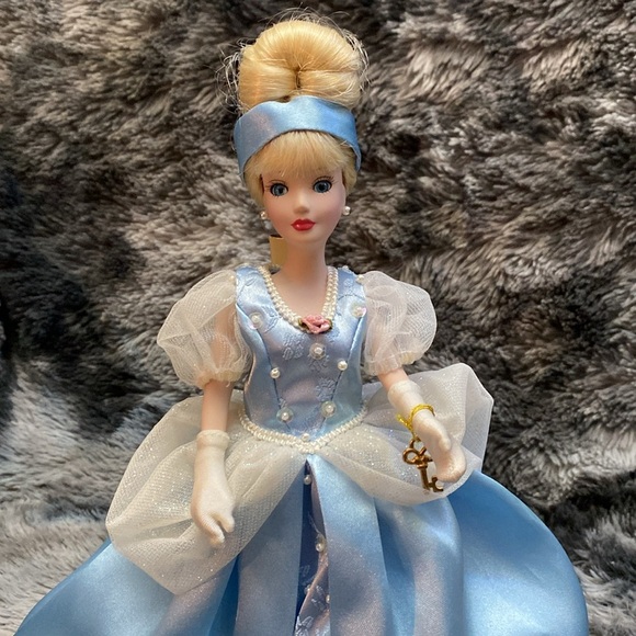 Porcelain Princess Cinderella - Picture 3 of 16